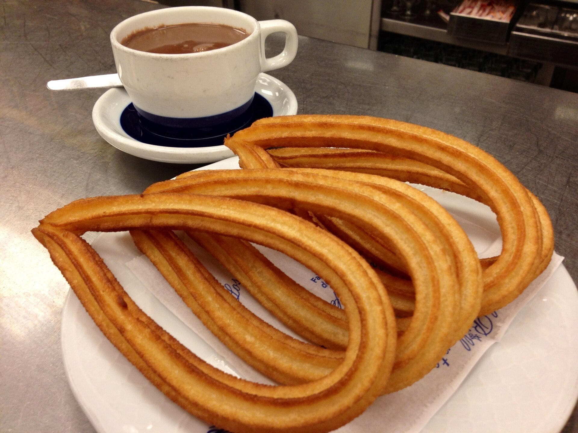 Una taza de chocolate y churros de lazo