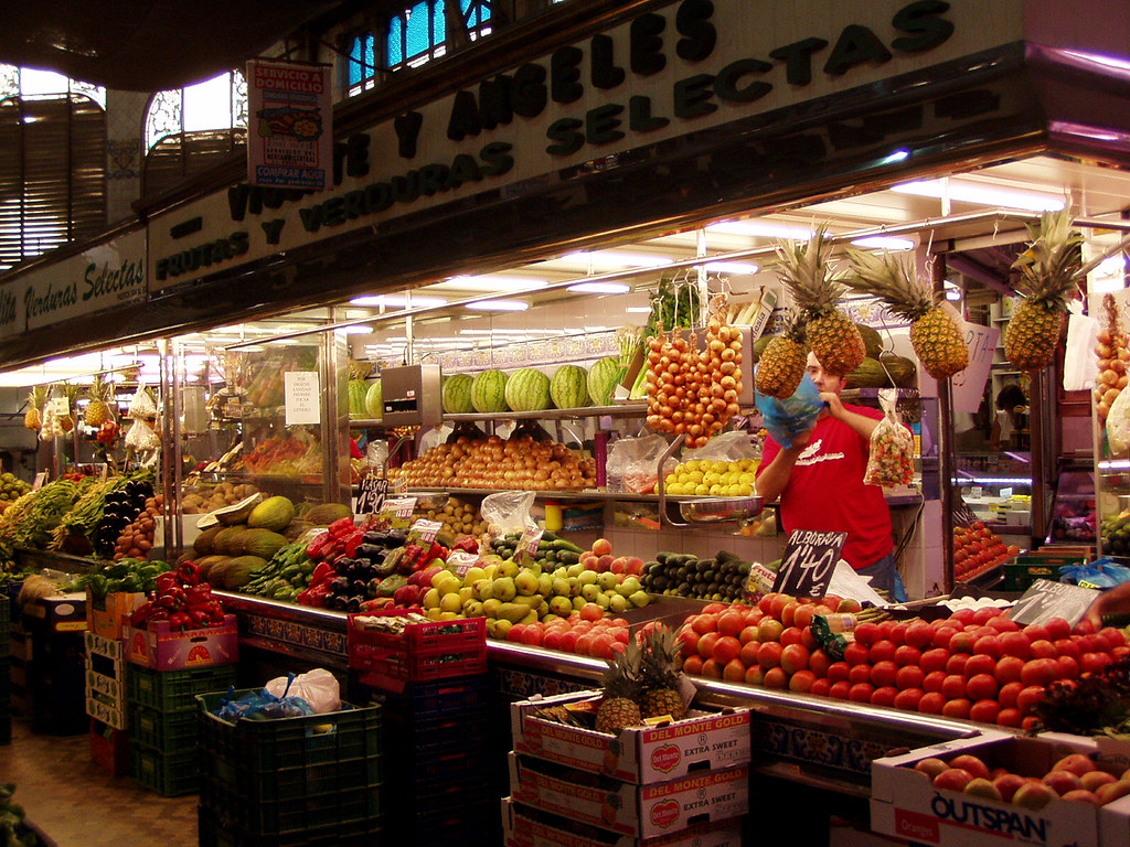 Un puesto de frutas y verduras del Mercado Central de Valencia