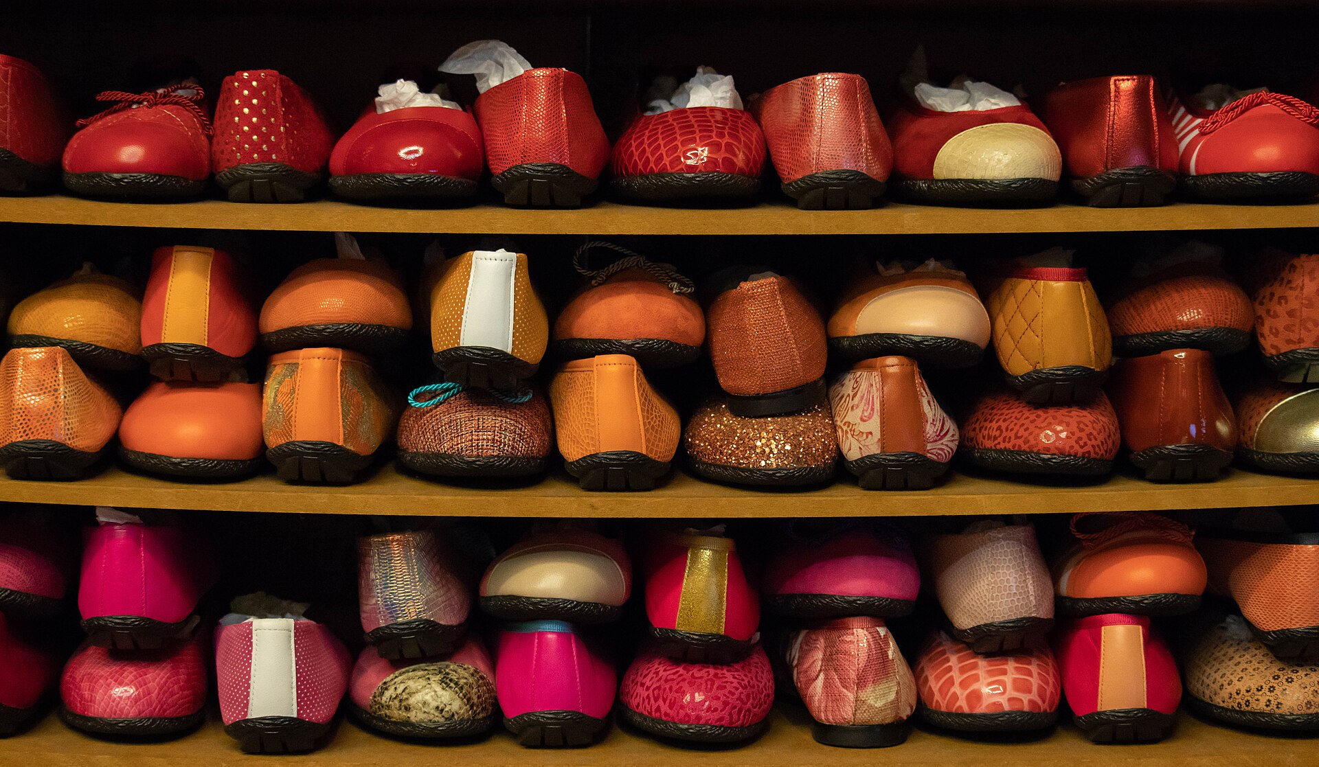 Estanterías de bailarinas de colores en una zapatería española